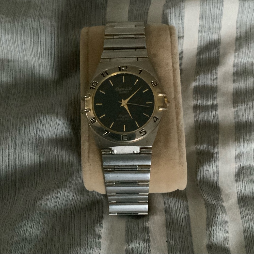 Vtg OMAX unisex water resistant watch with brand new battery. Well preserved